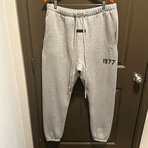 FEAR OF GOD ESSENTIALS 1977 GREY SWEATPANTS